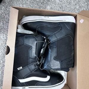 Vans Juvi Youth size 6 snowboard boots